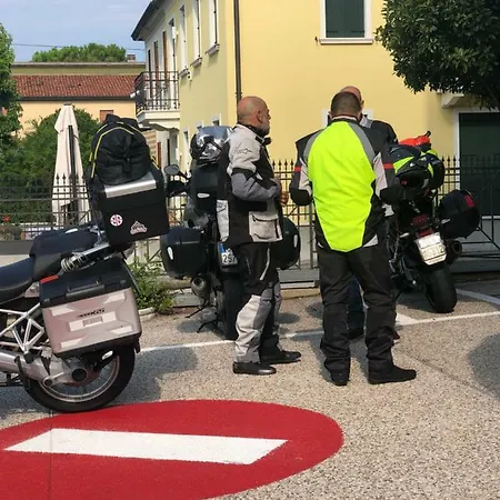 Small Royal Rc12 מלון