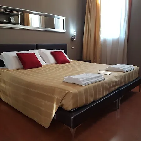 Small Royal Rc12 Hotel Padoue