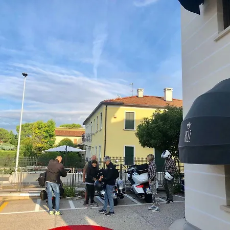 Small Royal Hotel 3*